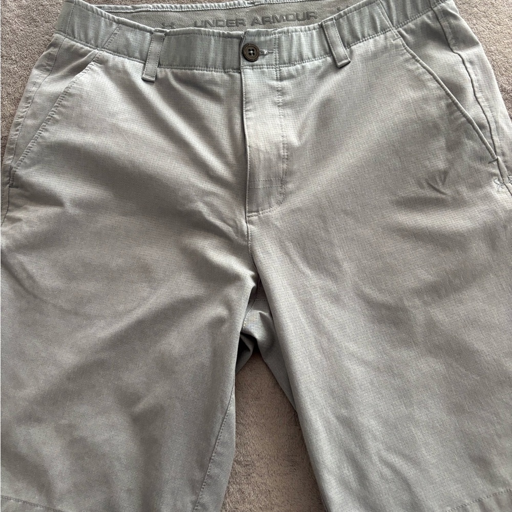 Under Armour Men's Light Gray Athletic Shorts